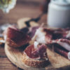 JAMBON NOIR DE BIGORRE DÉSOSSÉ EN DEMI, DÉCOUENNÉ, DÉGRAISSÉ, LÉGÈREMENT PELÉ (AFFINAGE 20 MOIS) – Image 2
